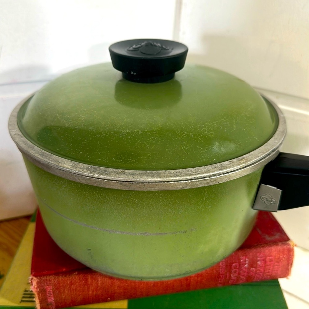 Club vintage cast aluminum green saucepan with lid.
